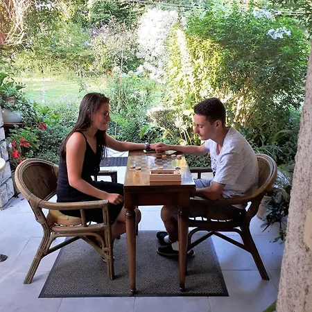 Maison D'hotes, Calme Et Piscine בית הארחה 3*