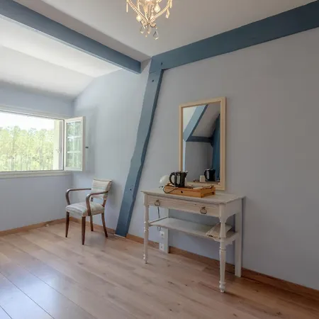 Maison D'hotes, Calme Et Piscine בית הארחה 3*