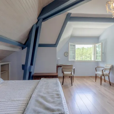 Maison D'hotes, Calme Et Piscine בית הארחה